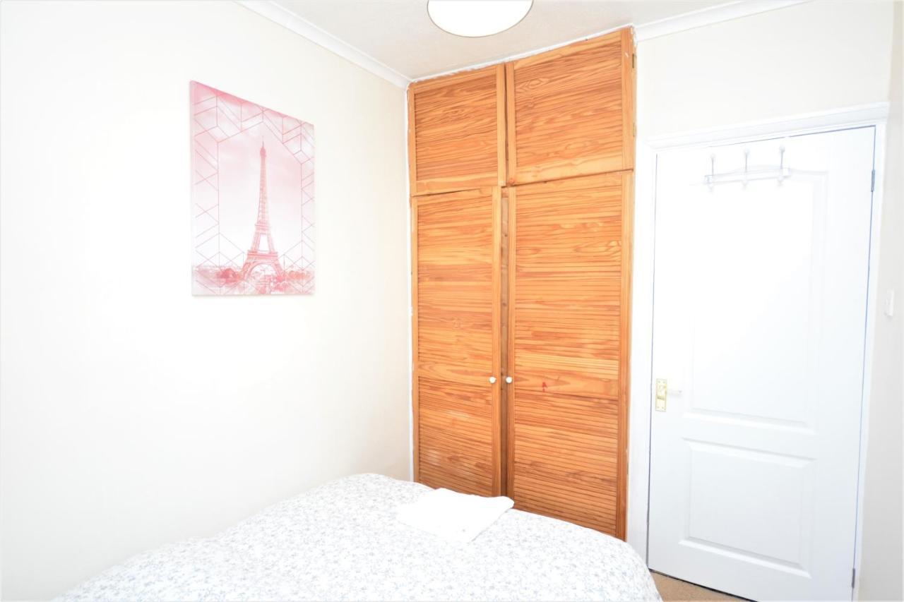 London Deluxe 3 Bedroom House With Parking Space 达格纳姆 外观 照片