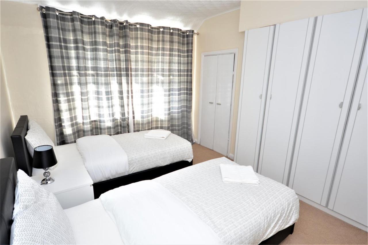 London Deluxe 3 Bedroom House With Parking Space 达格纳姆 外观 照片