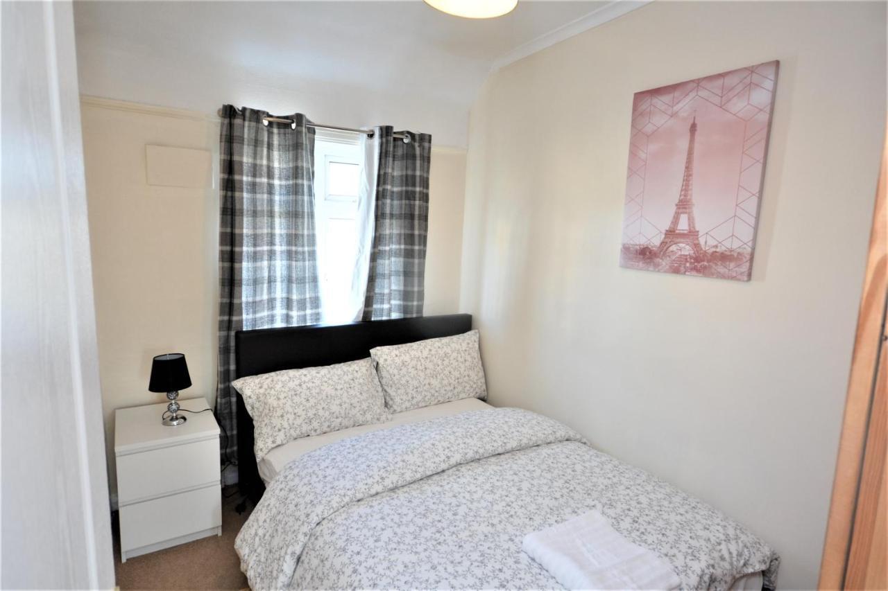 London Deluxe 3 Bedroom House With Parking Space 达格纳姆 外观 照片
