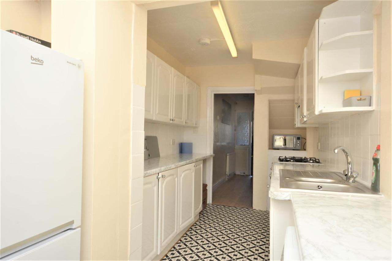 London Deluxe 3 Bedroom House With Parking Space 达格纳姆 外观 照片