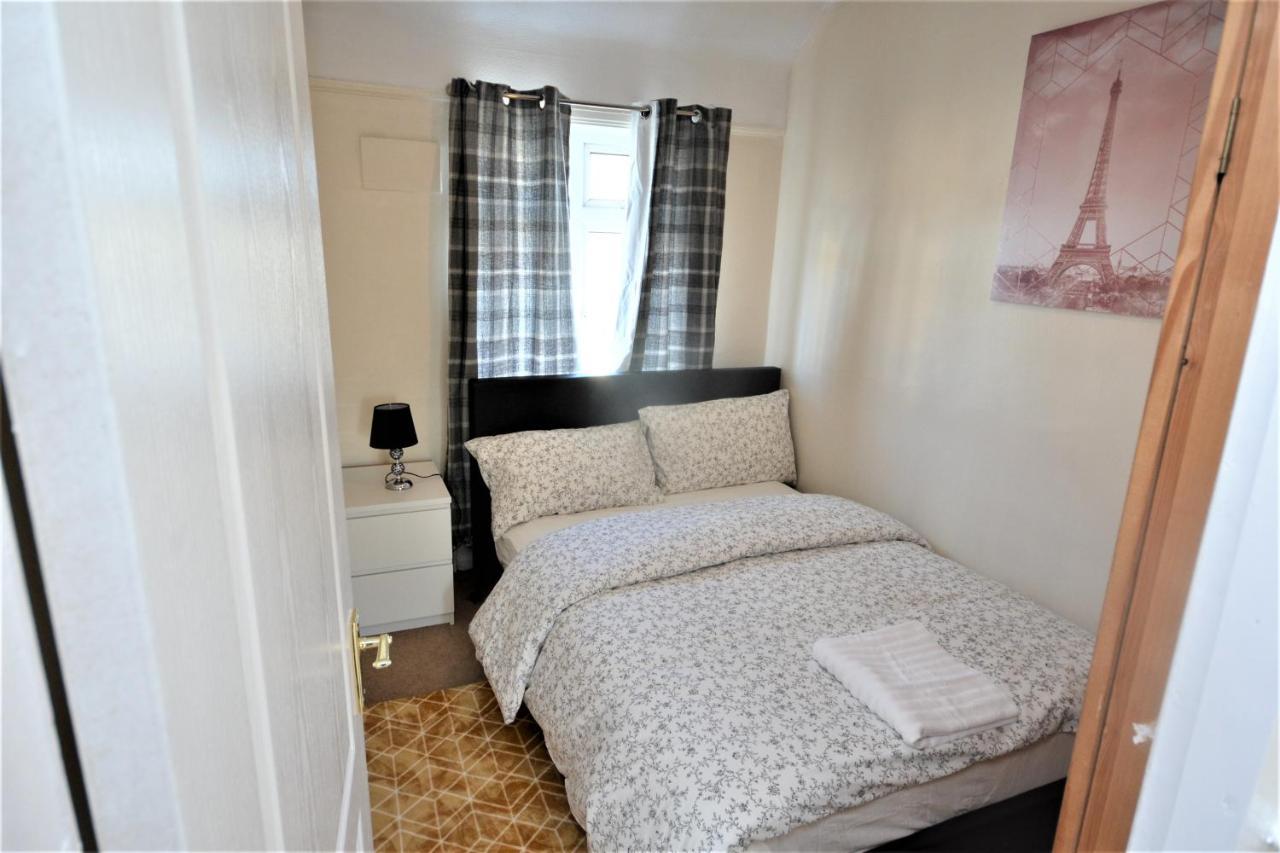 London Deluxe 3 Bedroom House With Parking Space 达格纳姆 外观 照片