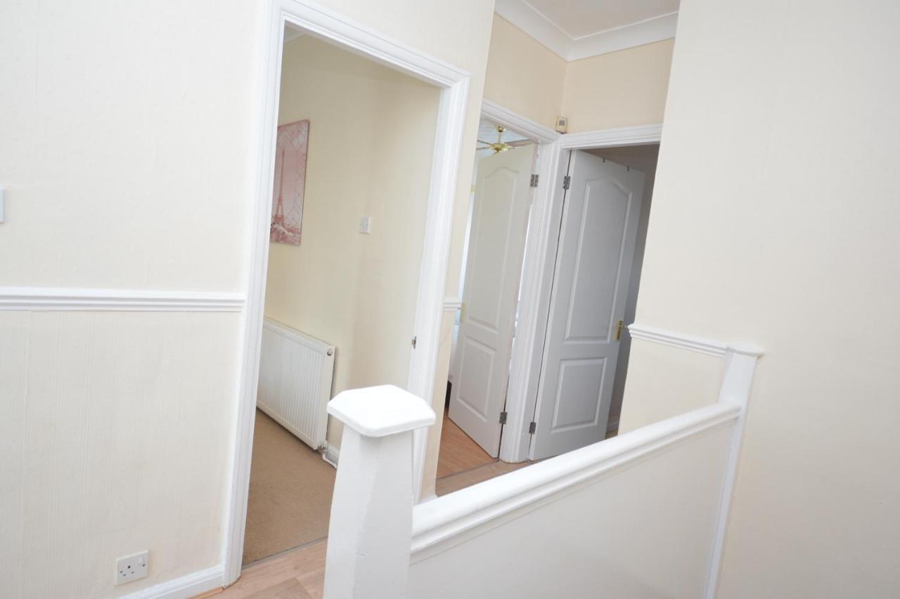 London Deluxe 3 Bedroom House With Parking Space 达格纳姆 外观 照片