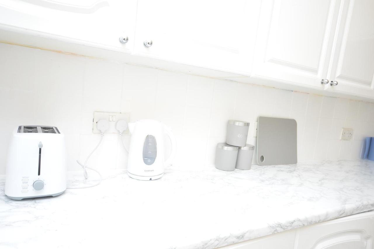 London Deluxe 3 Bedroom House With Parking Space 达格纳姆 外观 照片