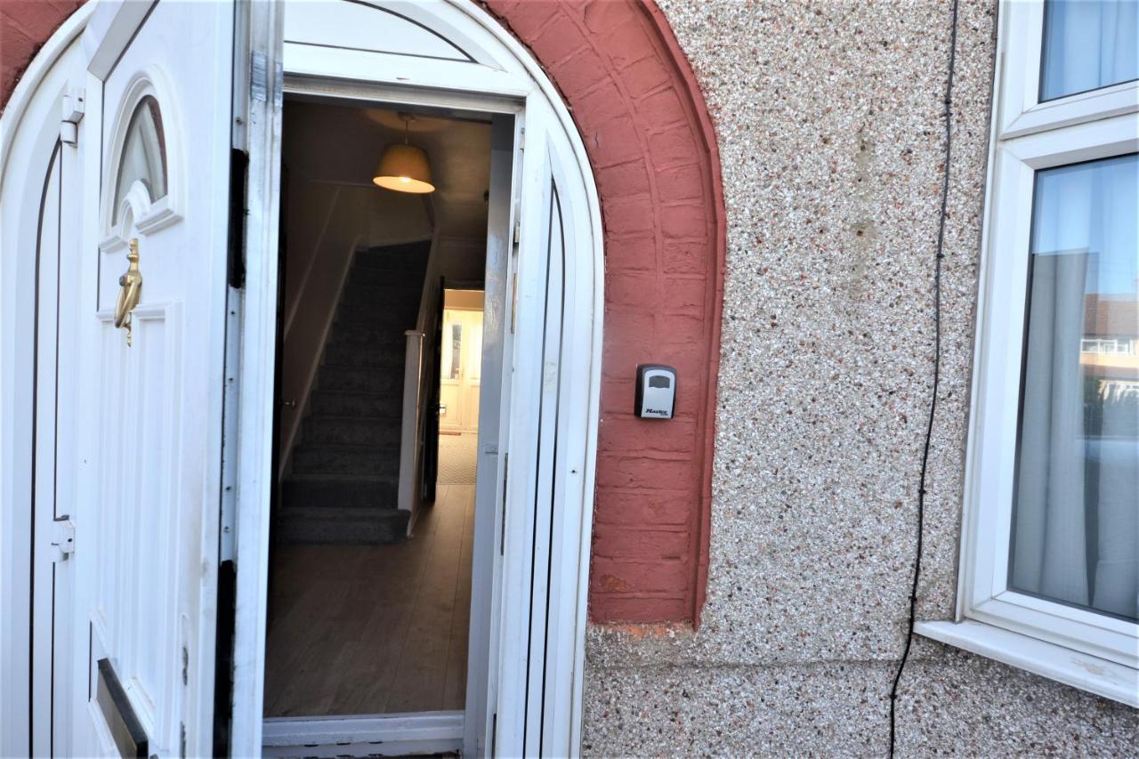 London Deluxe 3 Bedroom House With Parking Space 达格纳姆 外观 照片