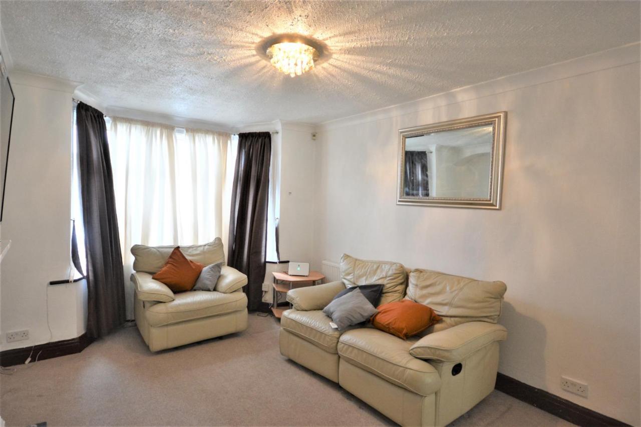 London Deluxe 3 Bedroom House With Parking Space 达格纳姆 外观 照片