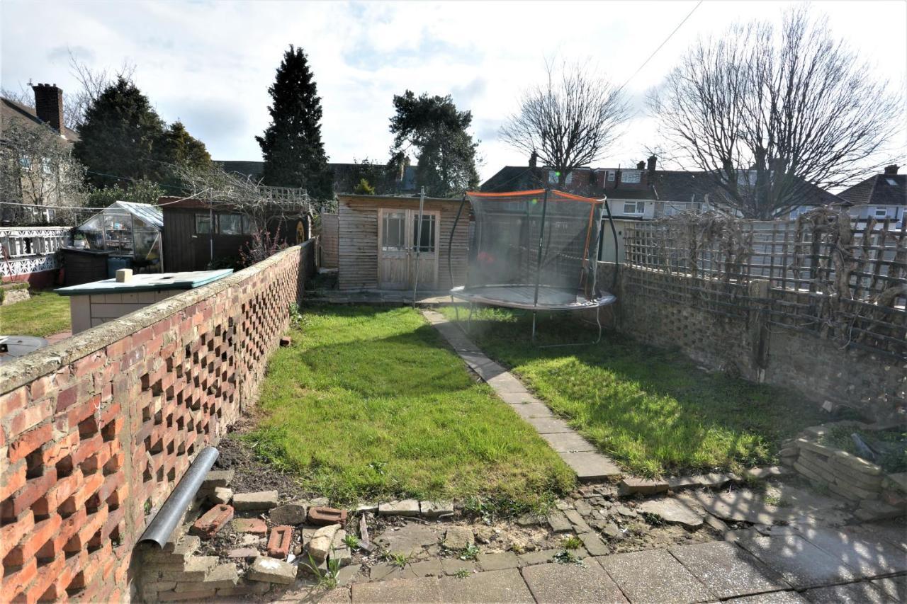 London Deluxe 3 Bedroom House With Parking Space 达格纳姆 外观 照片