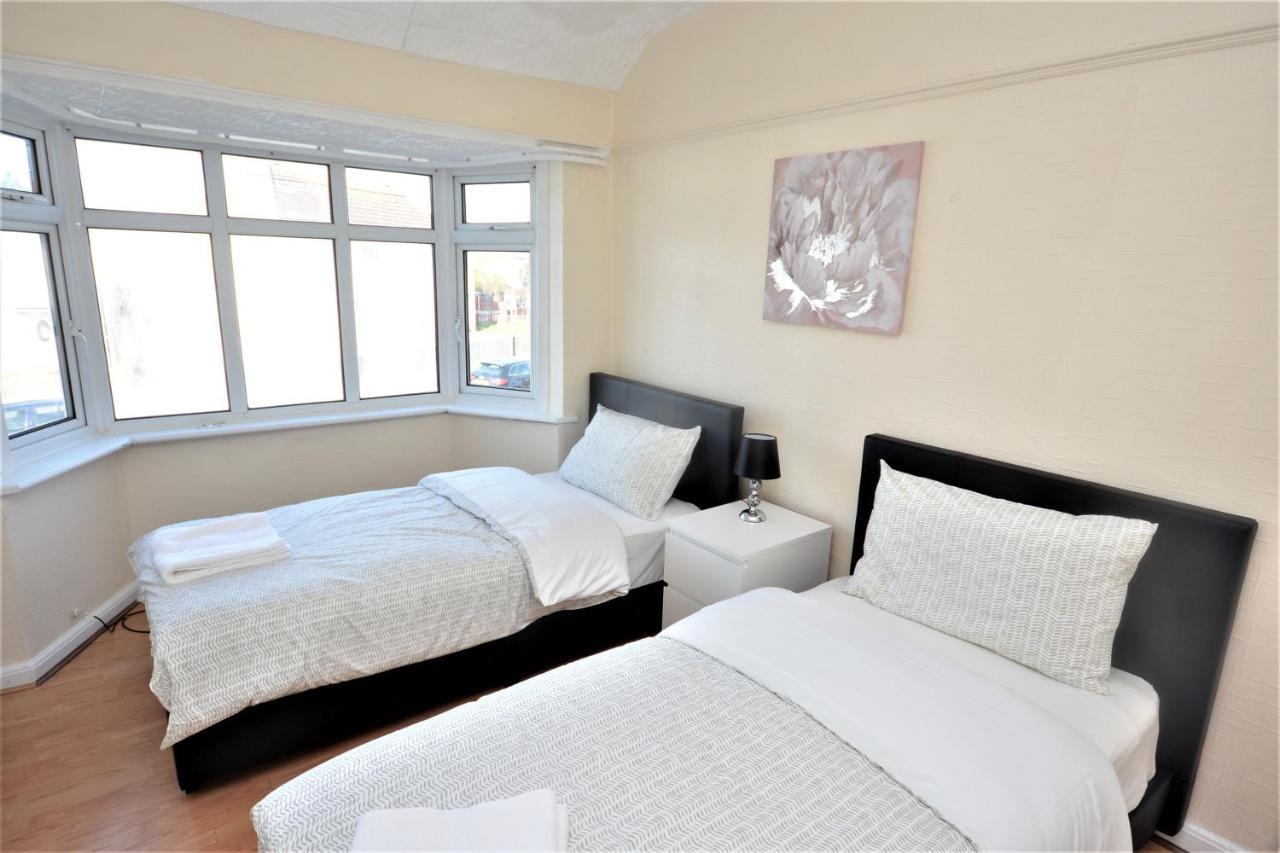 London Deluxe 3 Bedroom House With Parking Space 达格纳姆 外观 照片