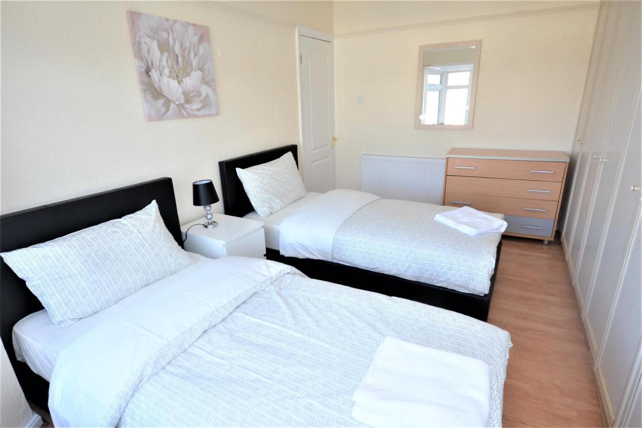 London Deluxe 3 Bedroom House With Parking Space 达格纳姆 外观 照片